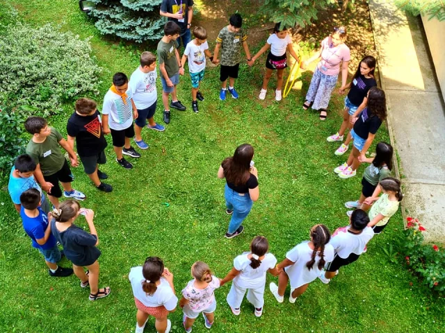 Elevi în timpul unei activități la clasă